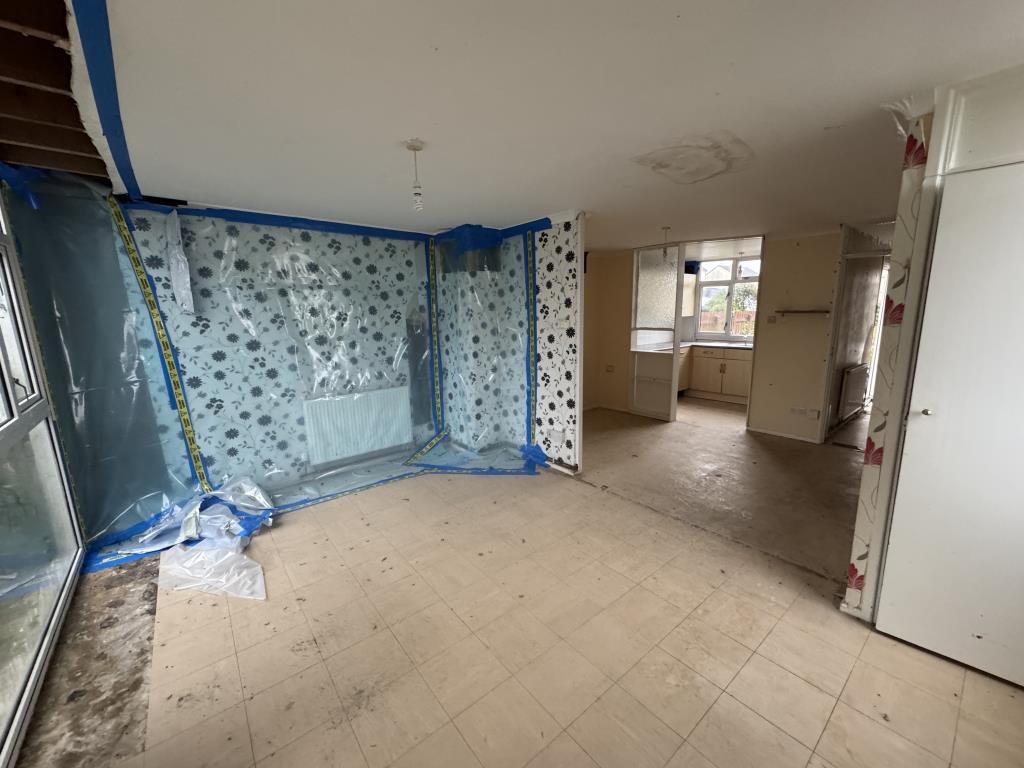 Lot: 162 - END-TERRACE HOUSE FOR IMPROVEMENT - View of the living room